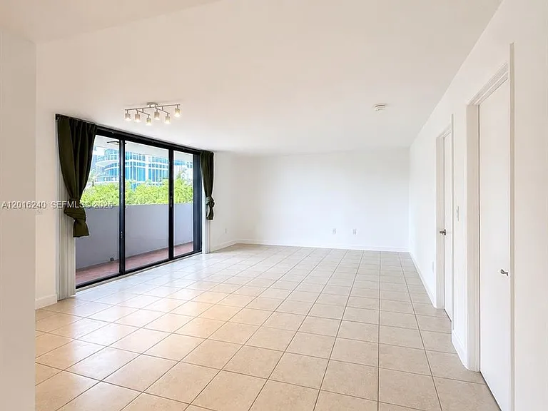 555 NE 30th St #404 — Photo 3