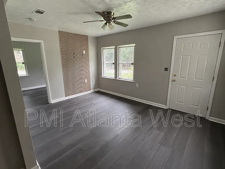 139 Lawton St SW — Photo 2