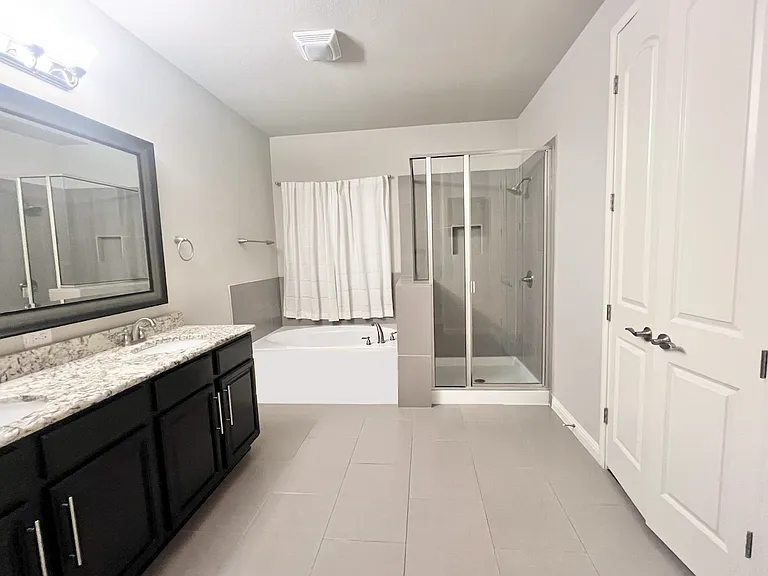 102 Waverly Spire Ct — Photo 32