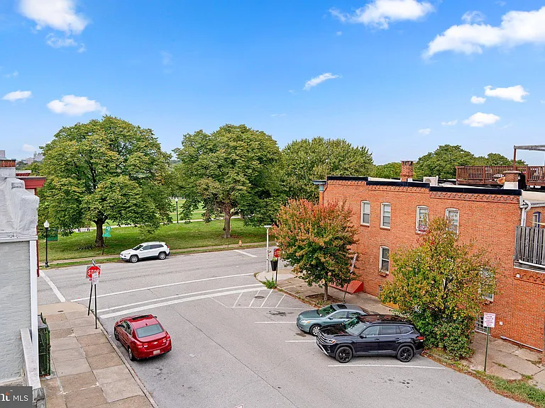 300 S Robinson St — Photo 37