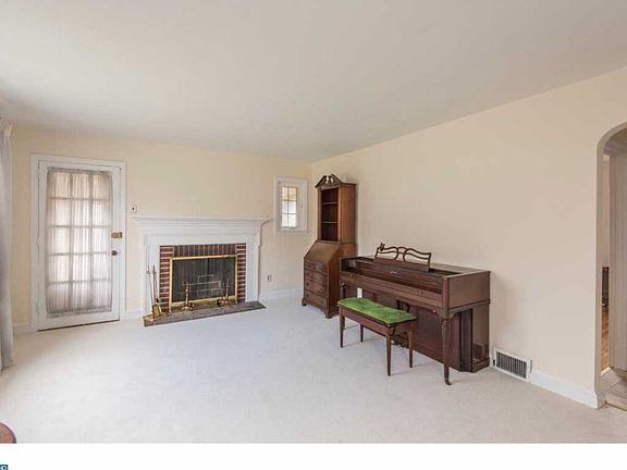 3rd image of 1108 Concord Ave
