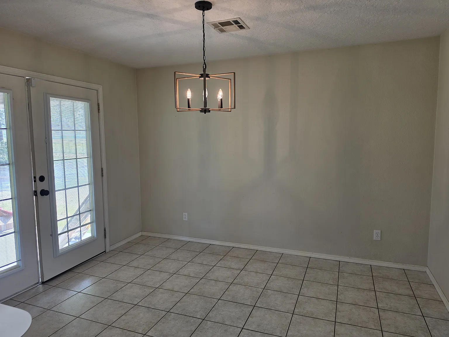 3 bed, 1577 sqft, $2,300 — Photo 4