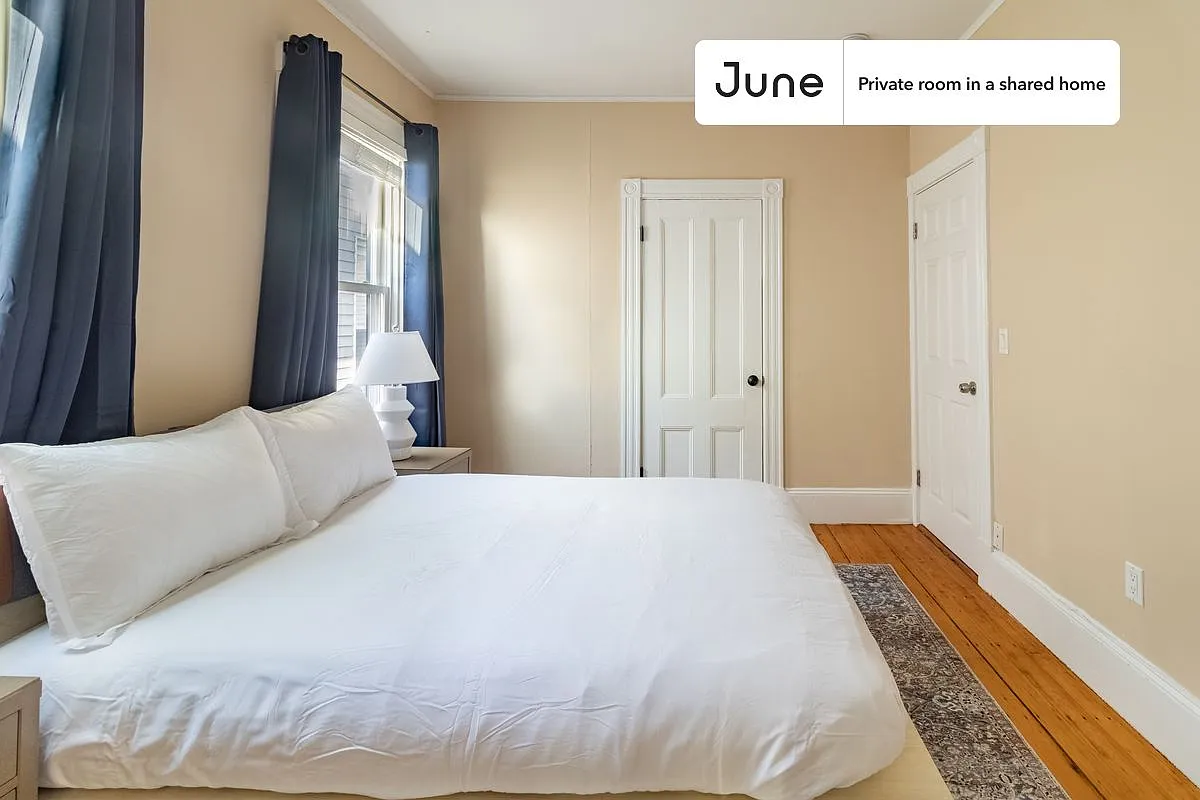 Full bedroom in 4 bed/1 bath home in Roxbury #927 C — Photo 3