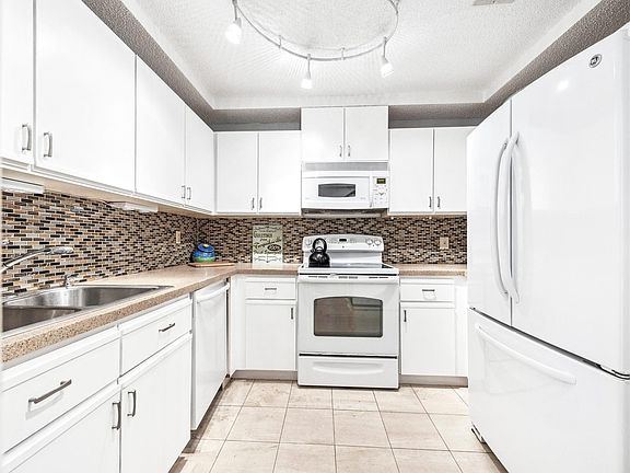 4th image of 905 SE 12th Court #9