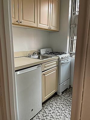 3rd image of 311 E 90th St APT 4C