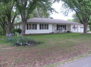 804 Monroe St, Lyndon, KS 66451