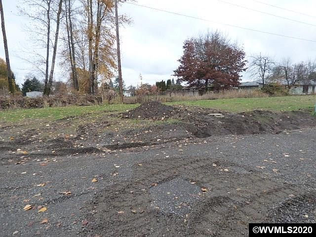 2nd image of 4417 Shoreline Dr N