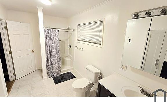 4th image of 536 NW 45th St