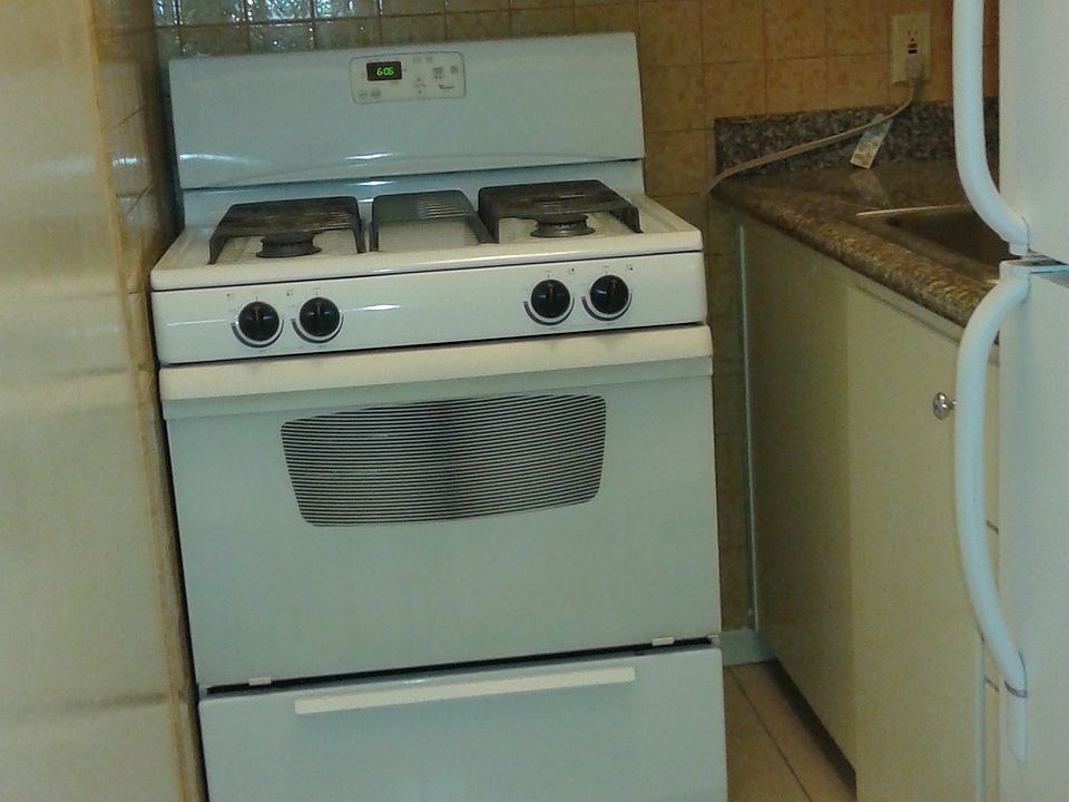 1st image of 546 Green St APT 3