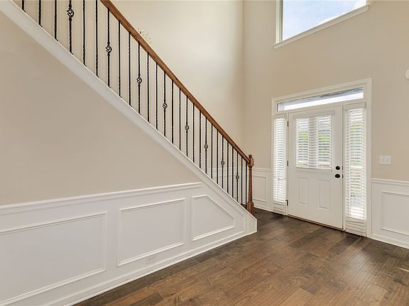 3rd image of 207 E Deer Dr