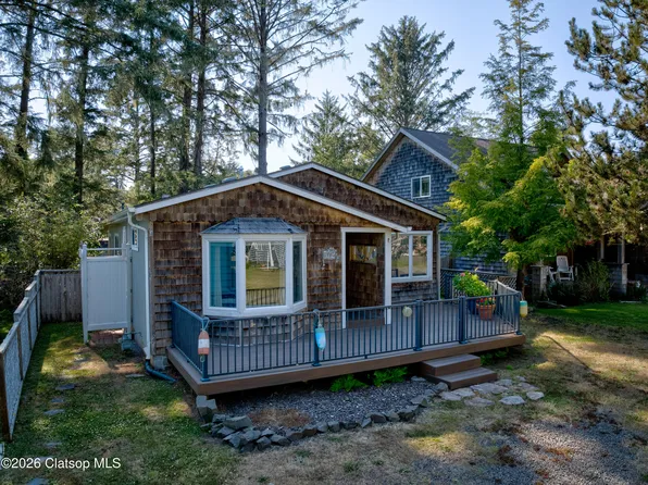 572 N Hemlock St, Cannon Beach, OR 97110