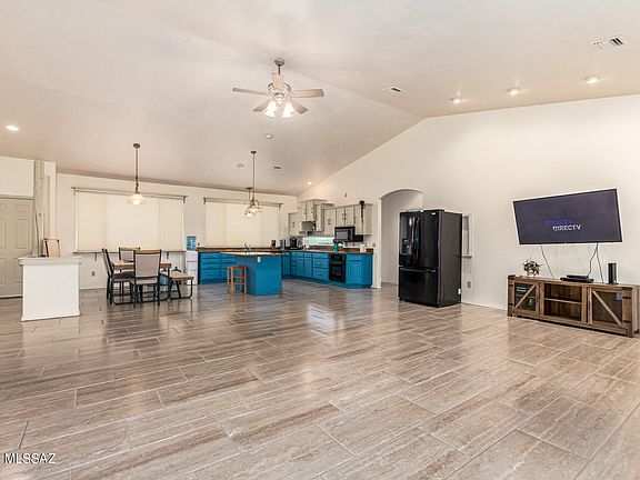5th image of 2701 E Lomas Dr