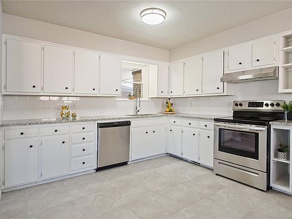3rd image of 4453 Woodedge Dr