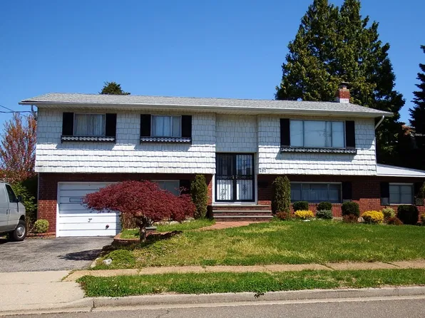 287 N Delaware Ave, Massapequa, NY 11758