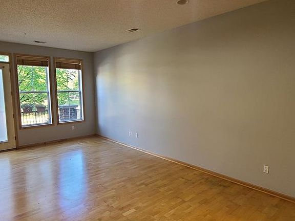 4th image of 5920 Oxford St Unit 15