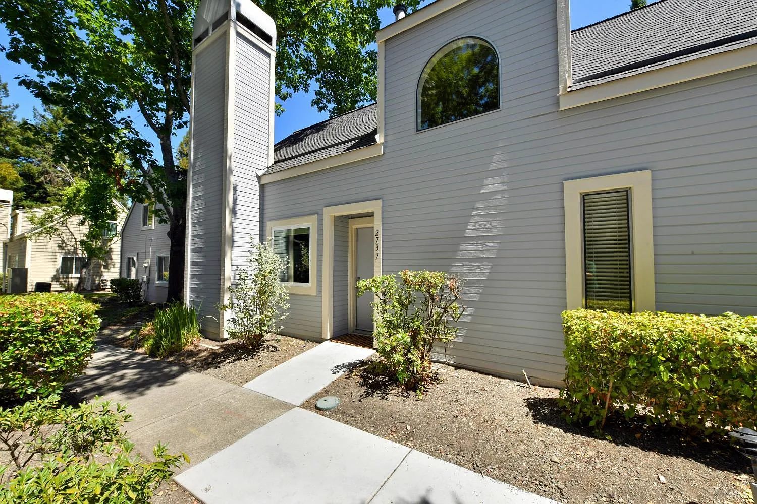 2737 Lakeview Drive photo 1