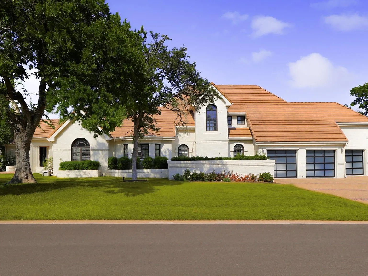 5 bed, 7.0 bath, 5800 sqft, $20,000 — Photo 3