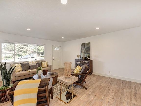 5th image of 8974 La Riviera Dr