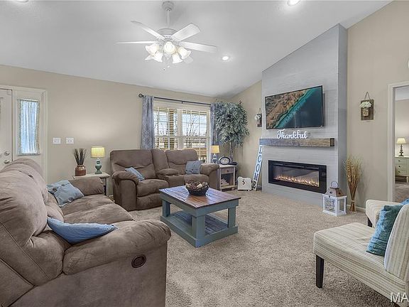 4th image of 384 Oak Meadow Dr