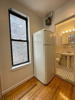 4th image of 319 E 88th St APT 19