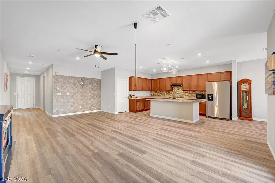 4 bed, 2.0 bath, 2021 sqft, $2,400 — Photo 4