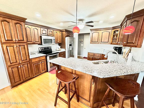 4th image of 291 W Woodlake Cir