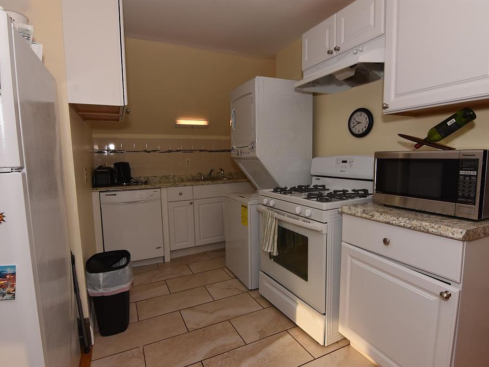 Kitchen w/laundry