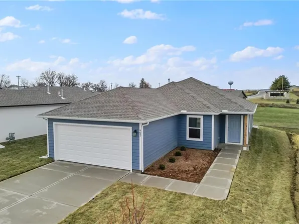402 Park Hill Dr, Tonganoxie, KS 66086