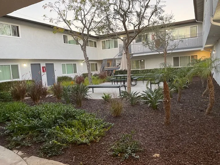 Huntington Clay Apartments — Photo 36