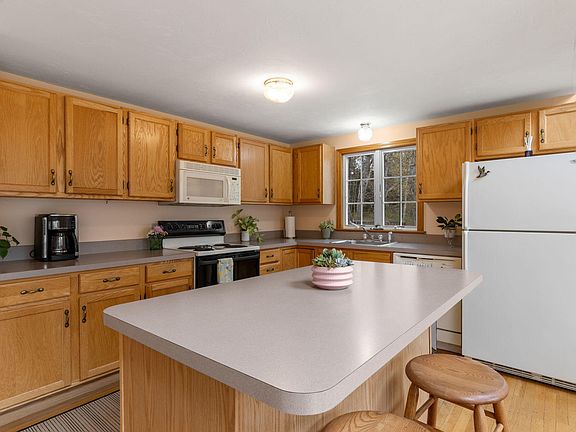 3rd image of 285 Blue Heron Road