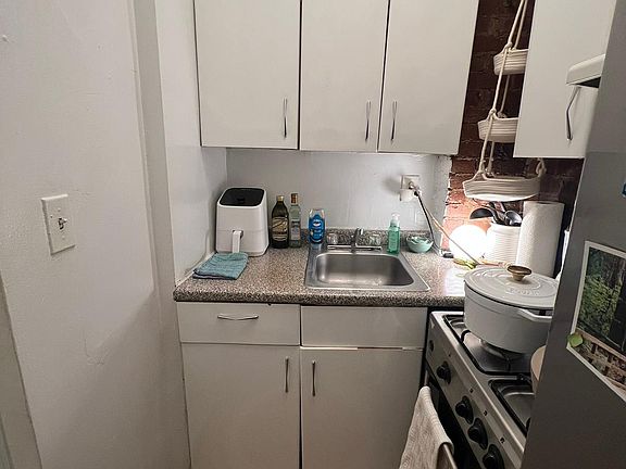 4th image of 526 E 11th St APT 6