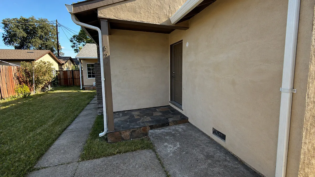 Front Entrance - 624-622 E Jackson St #624