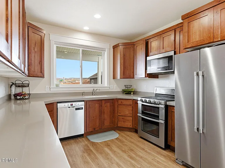 415 E Earl St — Photo 26