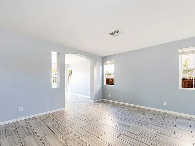 15561 Hammett Ct — Photo 3