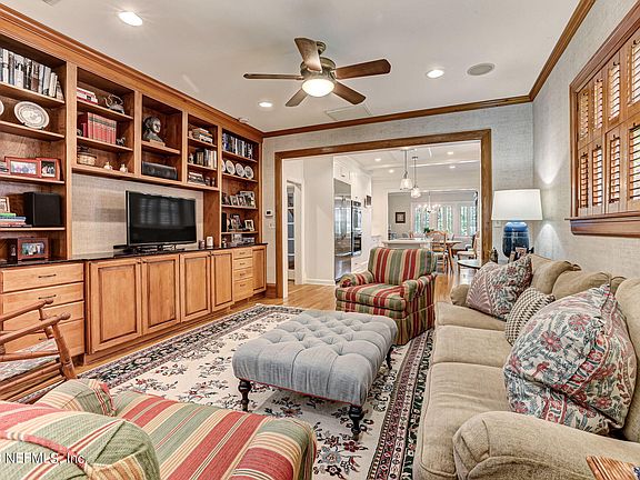 4th image of 1315 WINDSOR Place