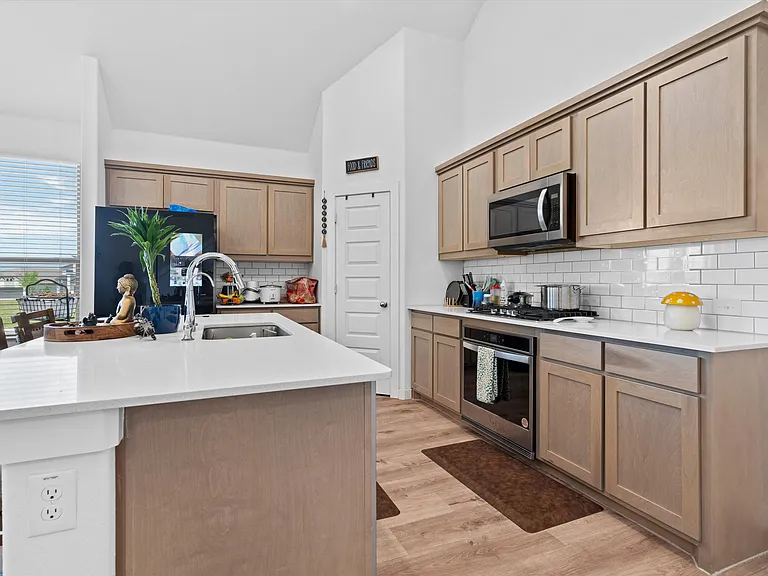 4922 Pebblewood Dr — Photo 4