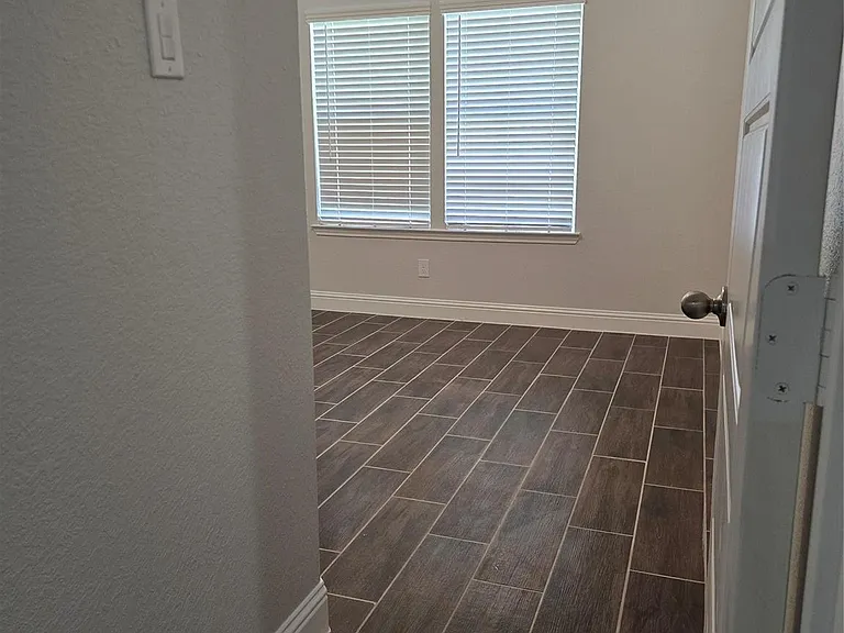 213 Adoue Ave — Photo 3