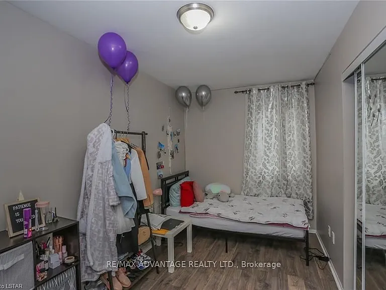 17 Sterling St #UPPER — Photo 32
