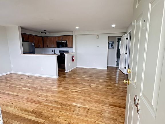 4th image of 582 Patten Ave #64