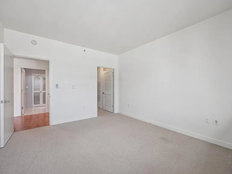 260 King St #1011 — Photo 11
