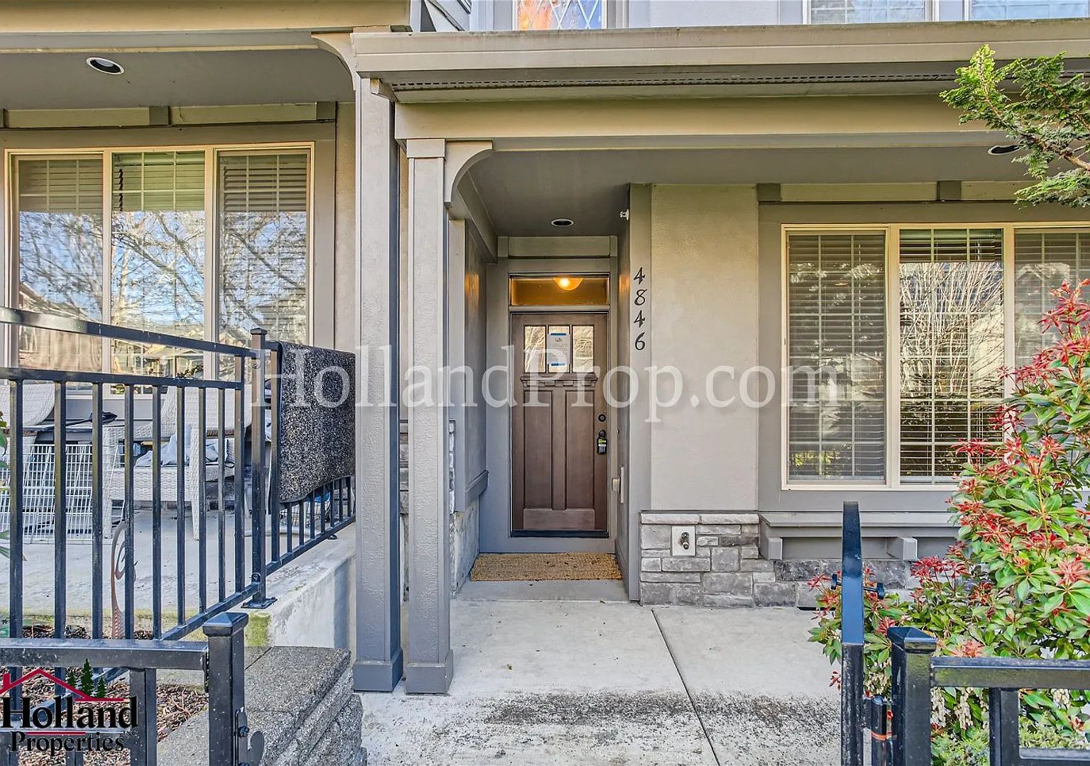 Elevated Two-Level Living with Modern Comfort & Style — Photo 3