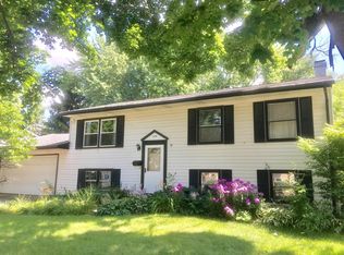 124 Sunshine Ln, Woodstock, IL 60098