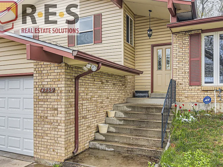 4733 S Willow St — Photo 3