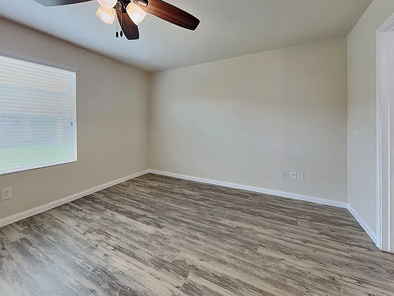 Spacious room with neutral bei