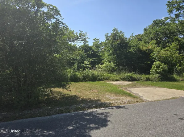 1003 Mantou St, Pascagoula, MS 39567