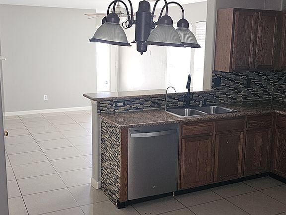 3rd image of 619 Regal Hollow Ln