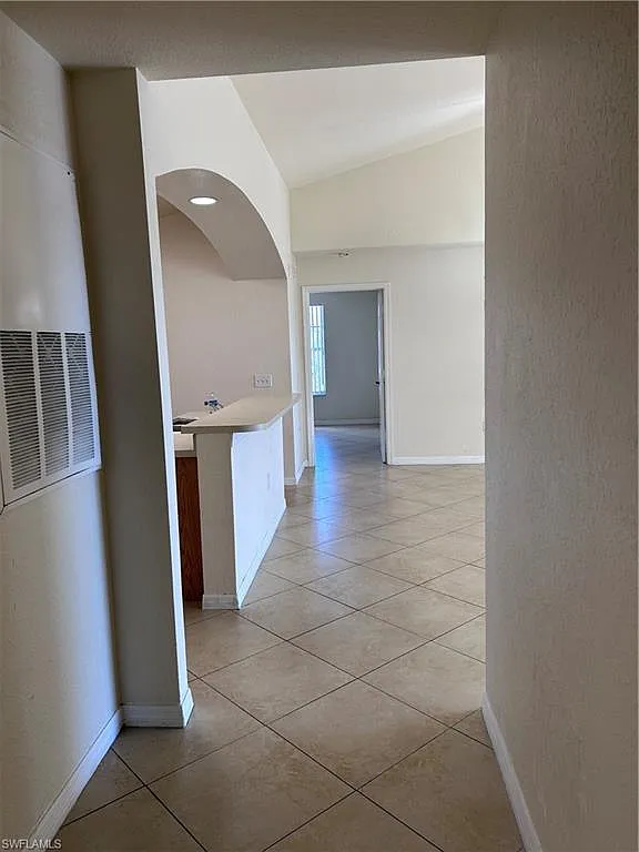 3 bed, 2.0 bath, 1300 sqft, $2,000 — Photo 2