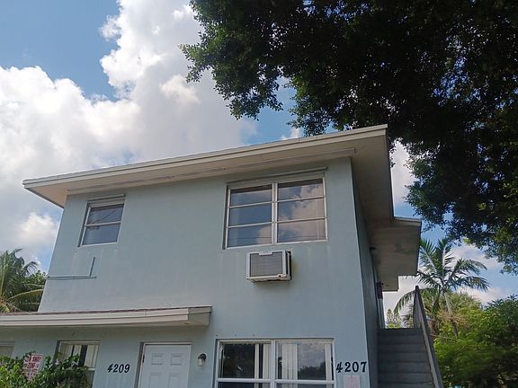 3rd image of 4207 S Olive Ave