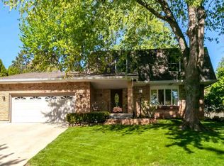 4280 Amesbury Dr, Bettendorf, IA 52722