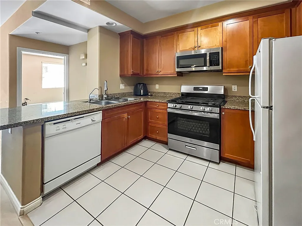 2 bed, 1000 sqft, $2,975 — Photo 4